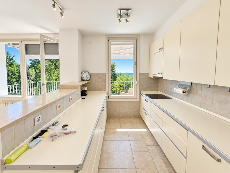 Küche mit Fenster und Blick ins Grüne