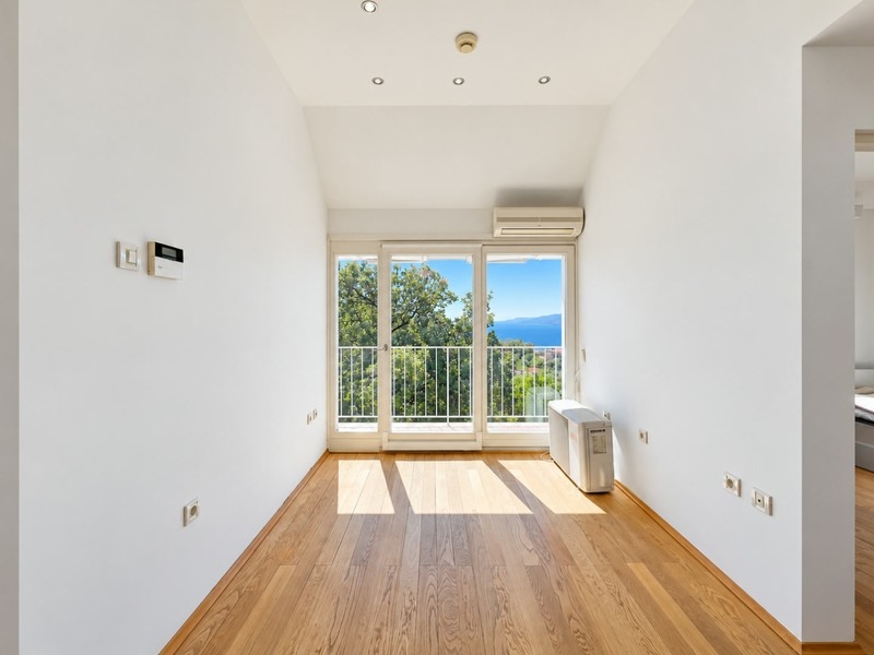 Zimmer mit Balkontür und Blick auf das Meer