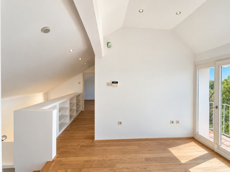 Zimmer im Dachgeschoss mit Einbauregalen