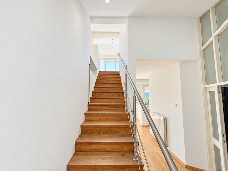 Holztreppe ins Dachgeschoss