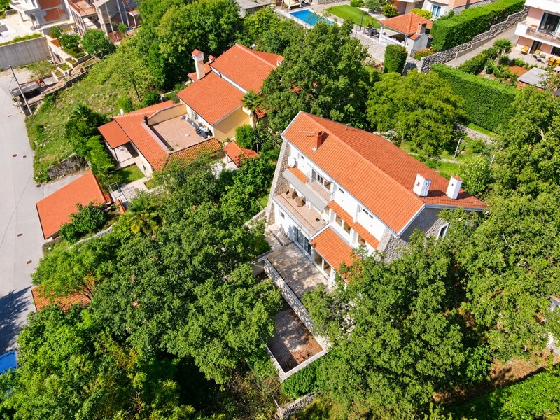 Luftaufnahme des Hauses mit Garten und Nachbarschaft