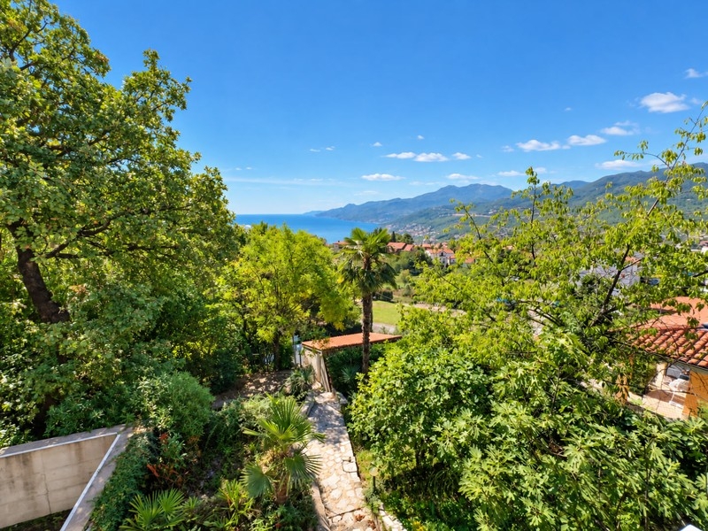 Blick über den Garten bis zum Meer
