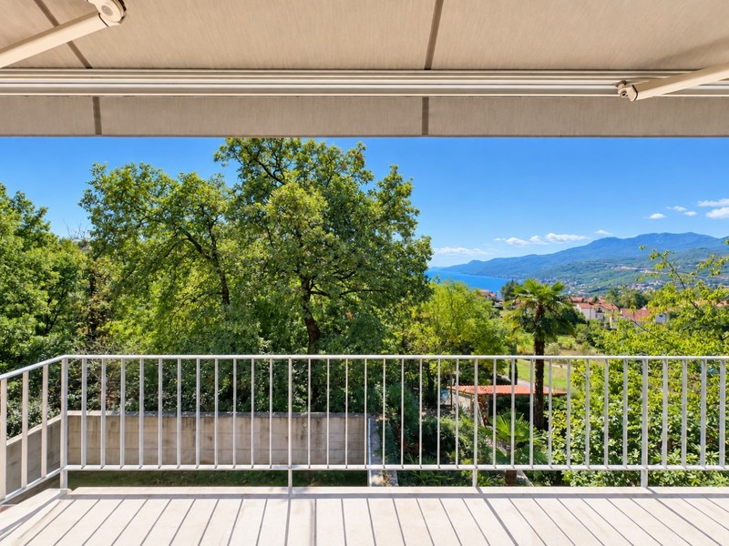 Terrasse mit Blick auf das Meer und die Kvarner Bucht