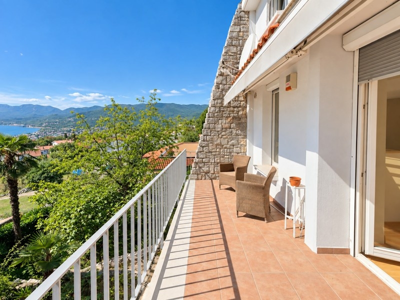 Terrasse im Obergeschoss mit Sitzplatz und Meerblick