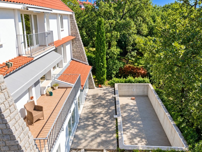 Terrasse mit Poolbecken im Rohbau von oben