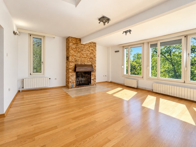 Wohnzimmer mit Kamin und Parkettboden