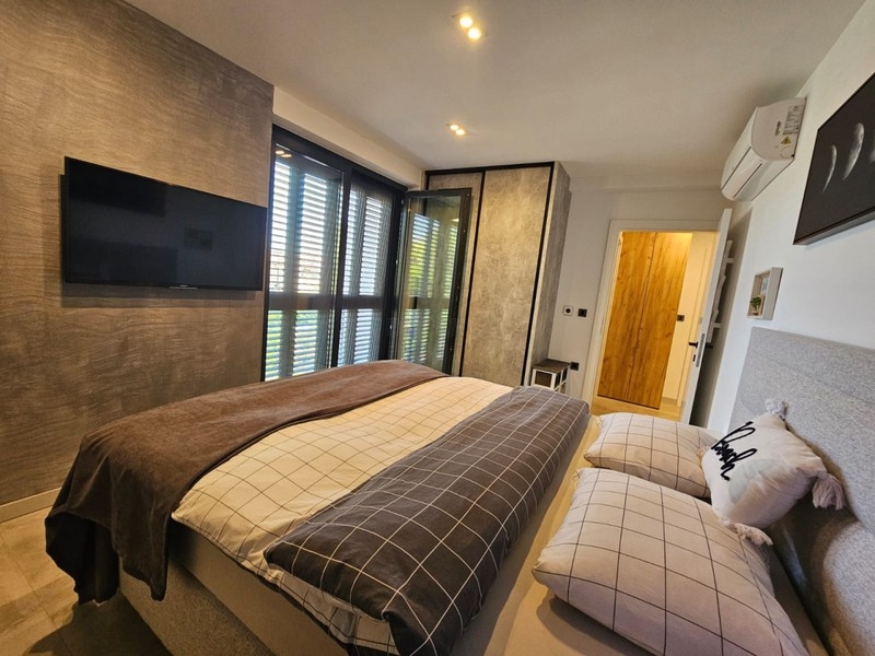 Schlafzimmer mit Doppelbett und Klimaanlage