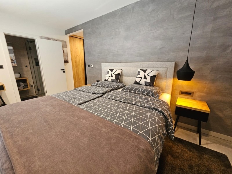 Schlafzimmer mit Nachttischen und Hängeleuchte