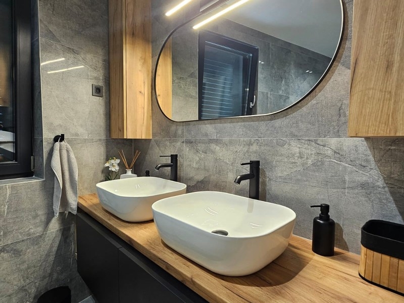 Badezimmer mit Doppelwaschtisch