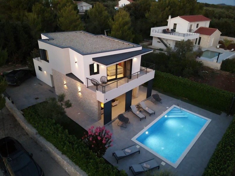 Luftansicht der Villa mit Pool und Garten