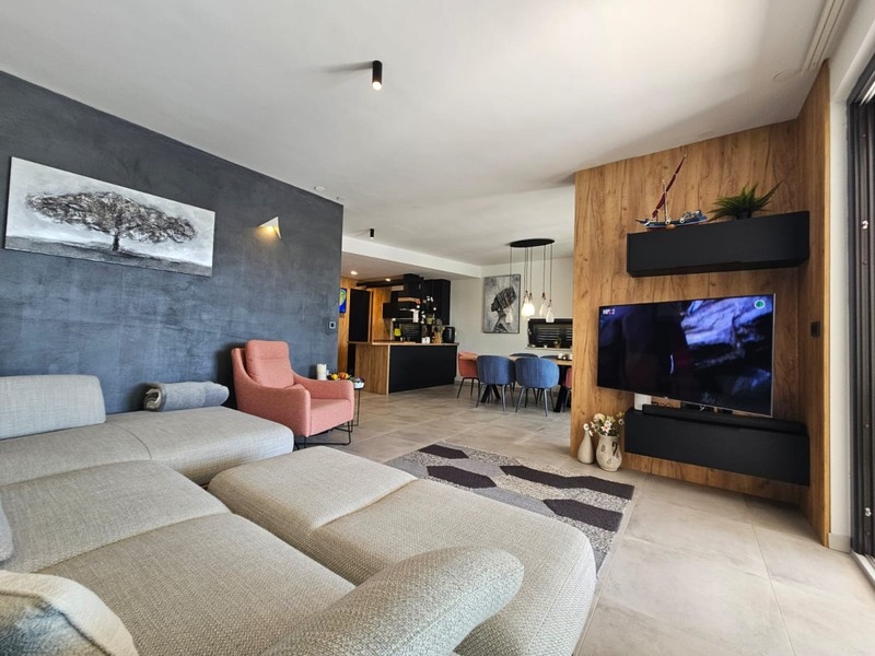 Offener Wohnbereich mit Sofa und Fernseher