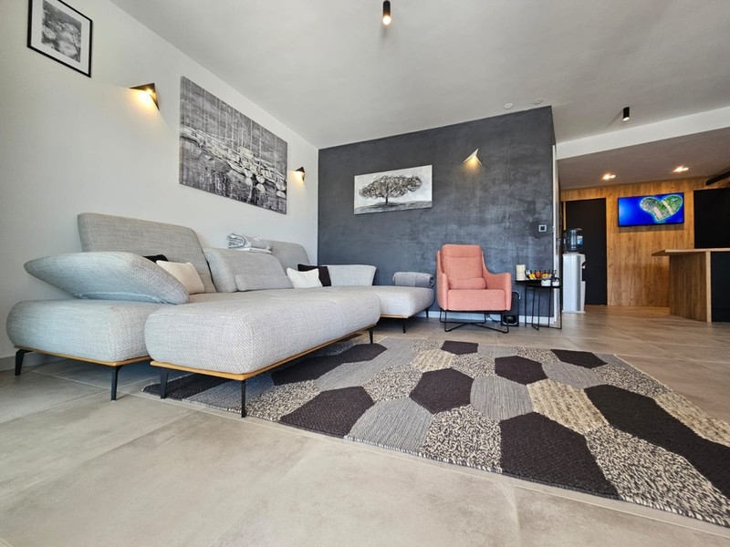 Wohnzimmer mit großer Sofalandschaft