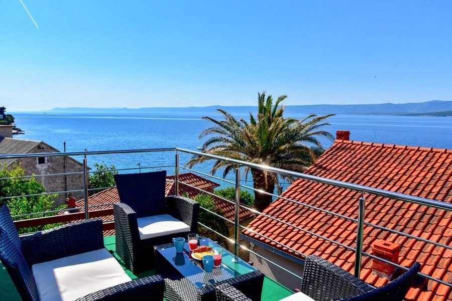 Apartmenthaus mit Meerblick auf der Insel Brac, Terrasse mit Palmen