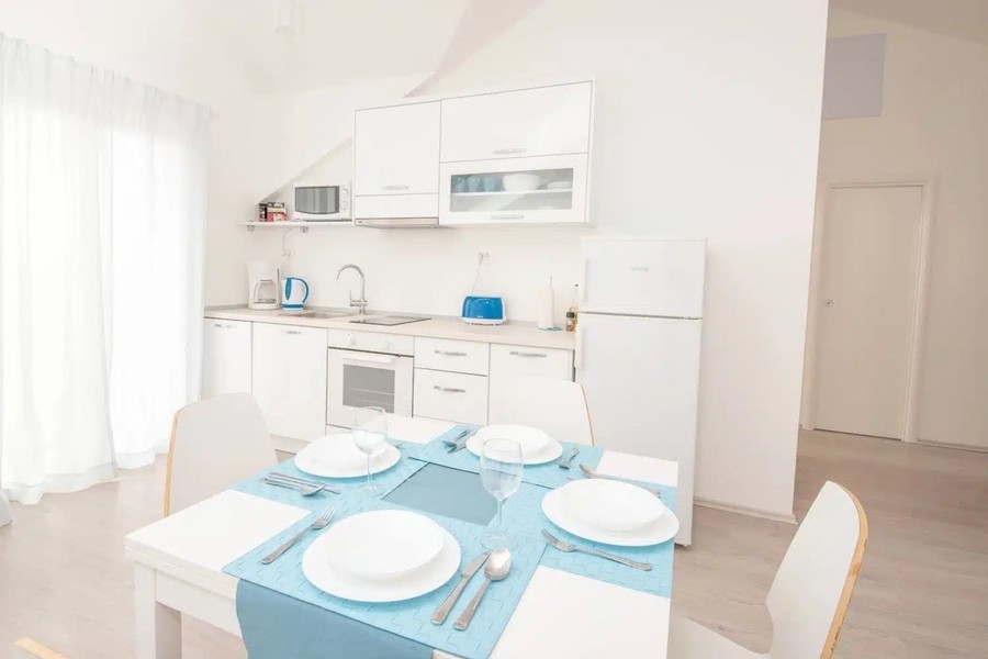 Küche mit Esstisch in der oberen Wohnung