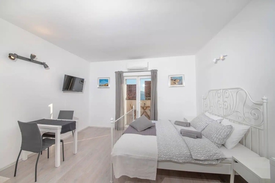 Studio mit Doppelbett und Esstisch