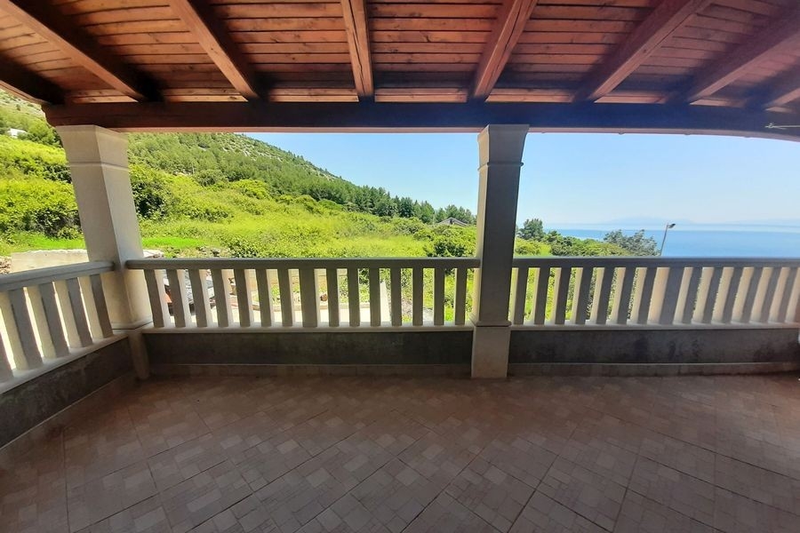 Überdachte Terrasse mit Blick auf die Bucht