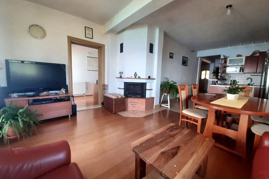 Wohnzimmer mit Kamin und Essbereich