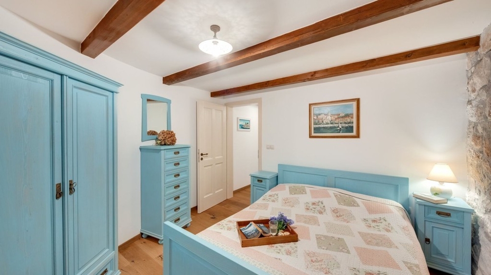 Schlafzimmer mit blauen Möbeln