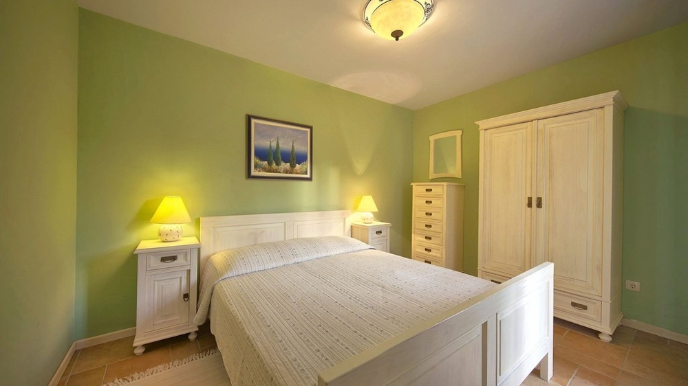 Schlafzimmer mit Doppelbett und Kommode