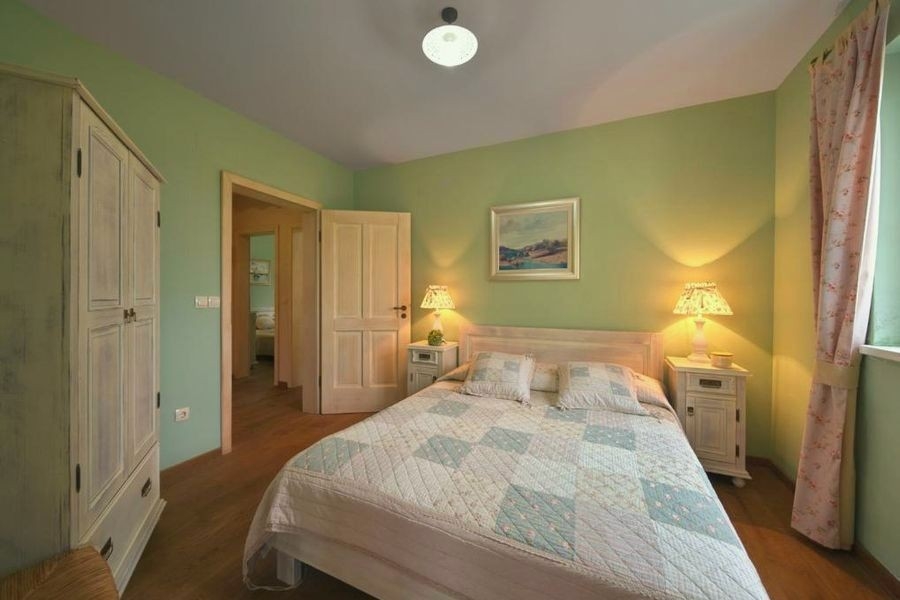 Helles Schlafzimmer mit Einbauschrank