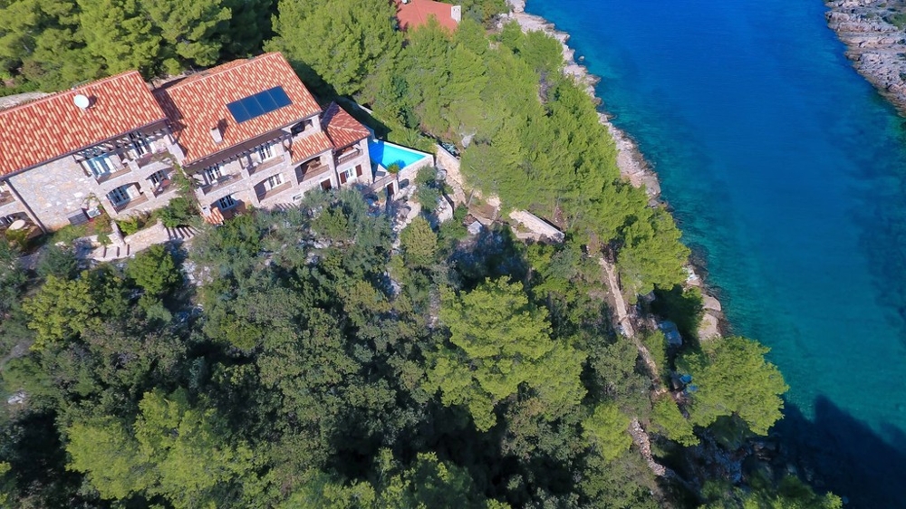 Haus mit Pool im Pinienwald von oben