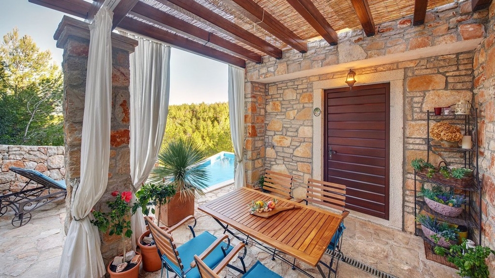 Überdachte Terrasse mit Esstisch