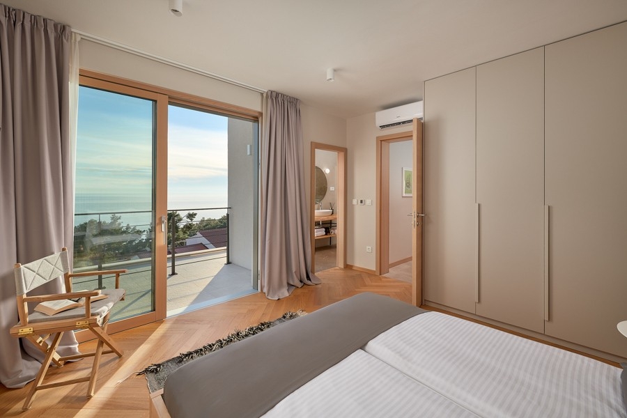 Schlafzimmer mit Doppelbett und Einbauschrank