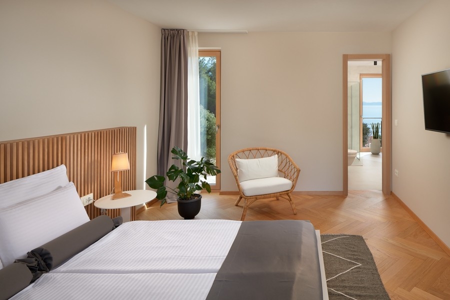 Schlafzimmer mit Sessel und Fernseher