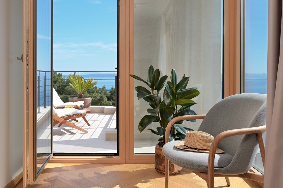Sessel am Fenster mit Blick auf die Terrasse