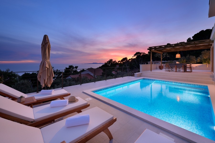 Swimmingpool bei Sonnenuntergang