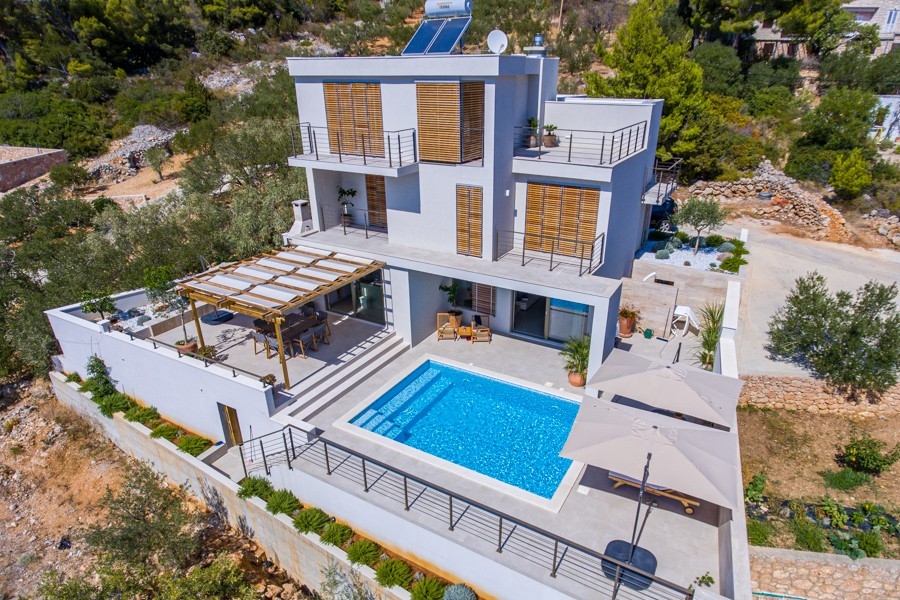 Villa mit Swimmingpool und Pergola von oben