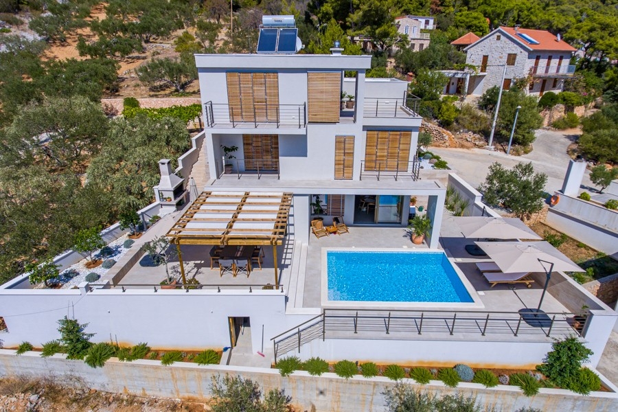 Moderne Villa mit Poolterrasse am Hang