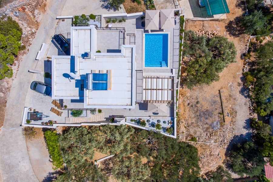 Luftaufnahme der Villa mit Pool