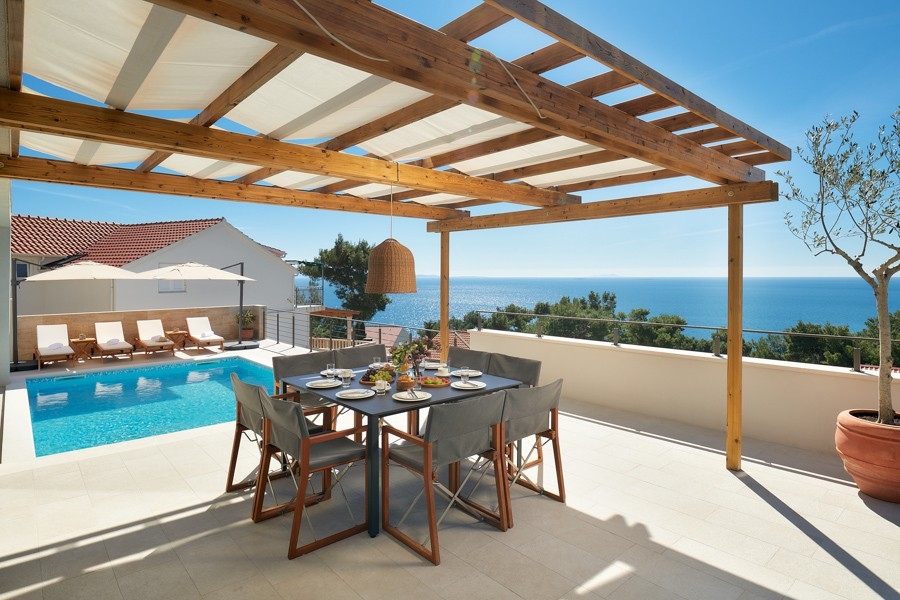 Essbereich unter der Pergola mit Meerblick