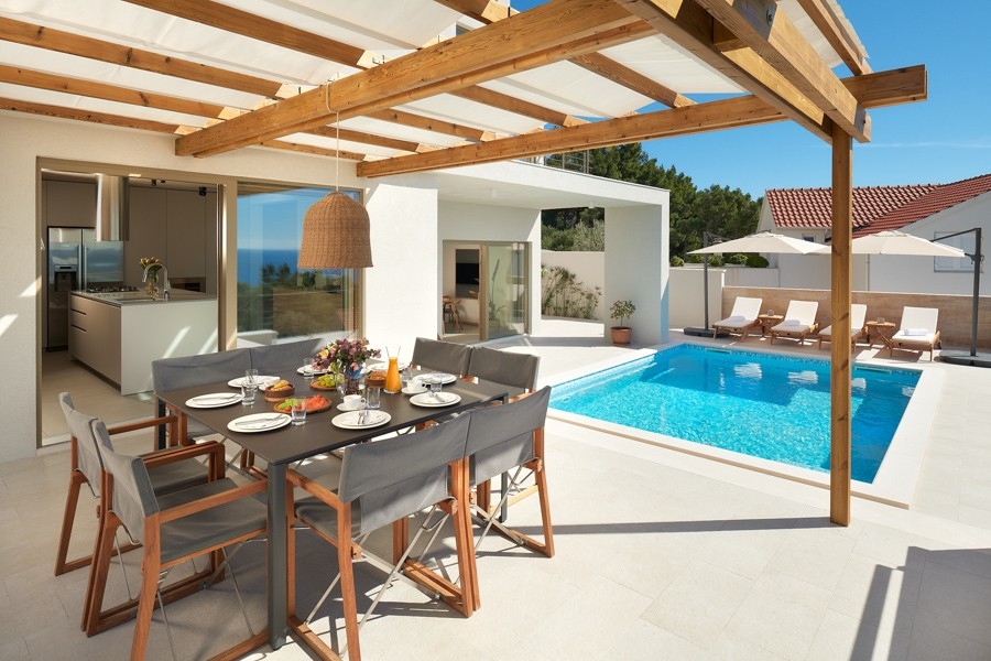 Pergola mit Esstisch und Sommerküche