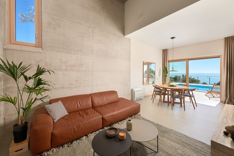 Wohnzimmer mit Ledersofa und Blick zum Meer