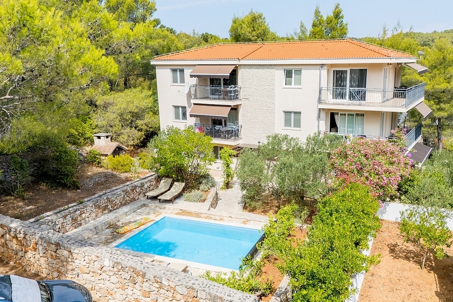 Villa mit Pool und sechs Wohnungen auf der Insel Hvar