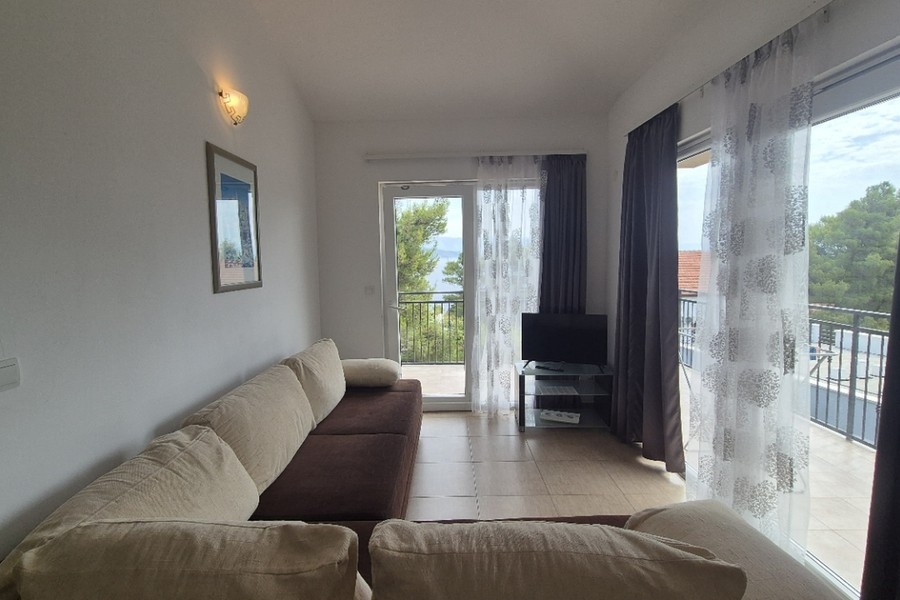 Wohnzimmer mit Sofa und Terrassentür
