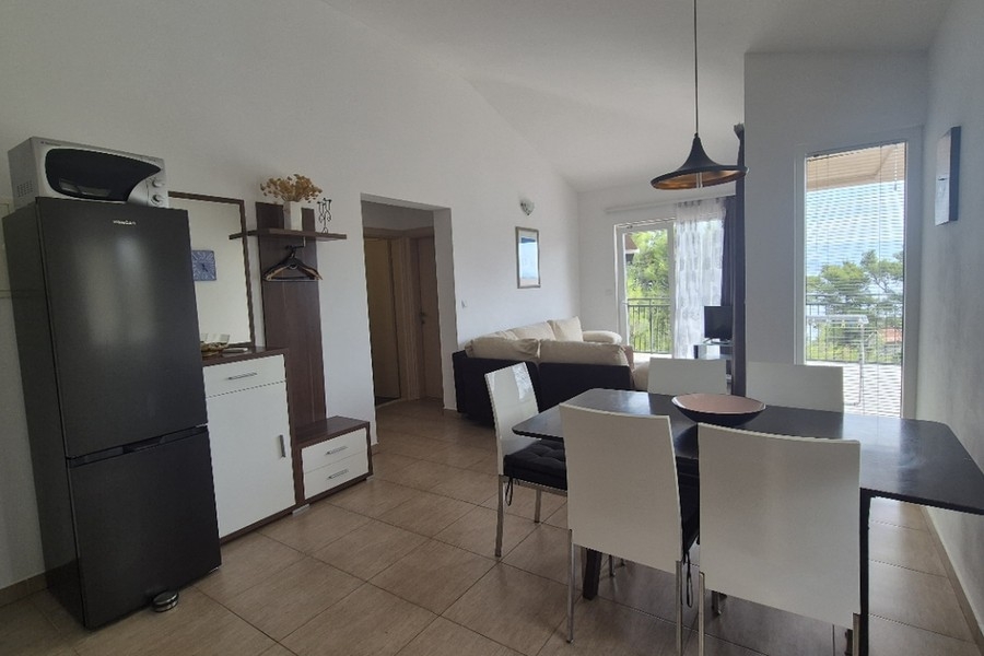Esszimmer mit Küche und Kühlschrank