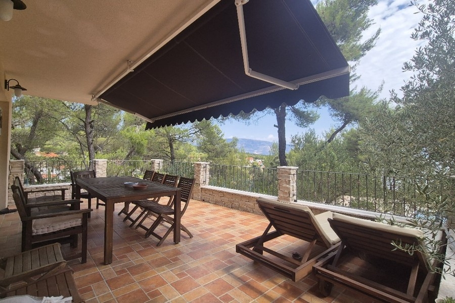 Terrasse mit Markise und Sonnenliegen