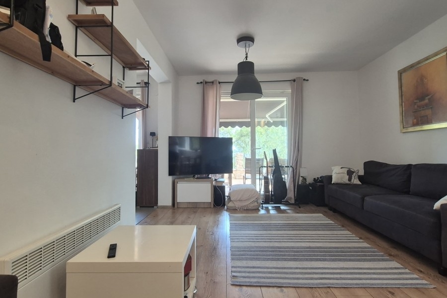 Wohnzimmer mit Sofa und Fernseher