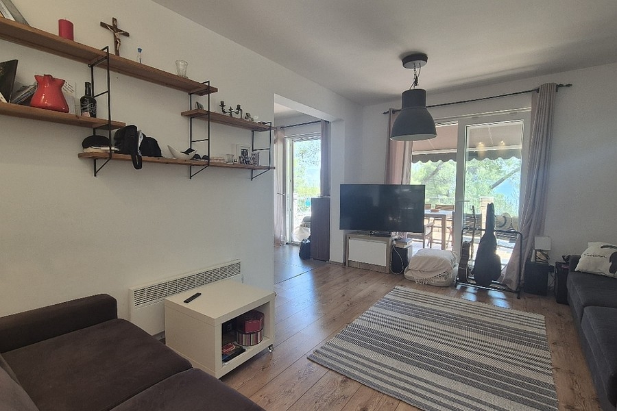 Wohnraum mit Ausgang zum Balkon