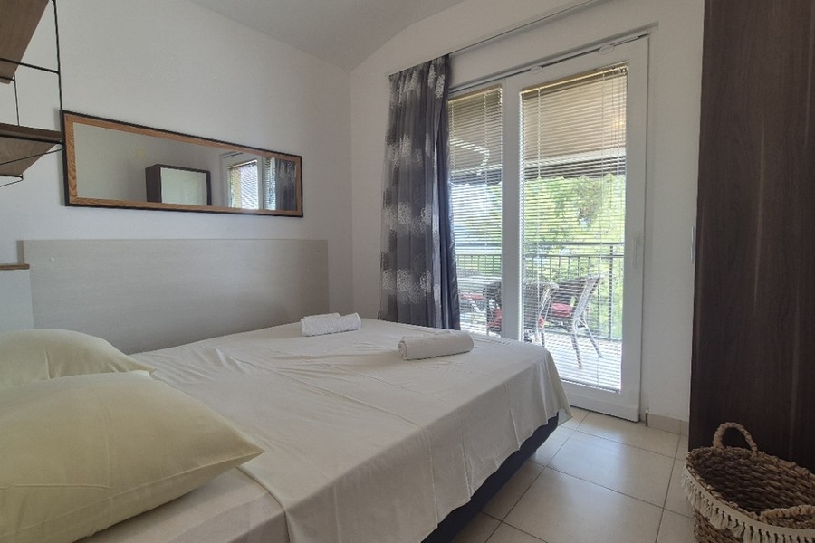 Schlafzimmer mit Balkontür
