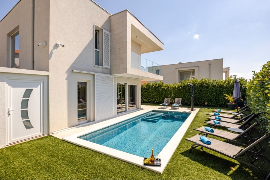 Moderne Villa mit beheiztem Pool in Kastel Gomilica