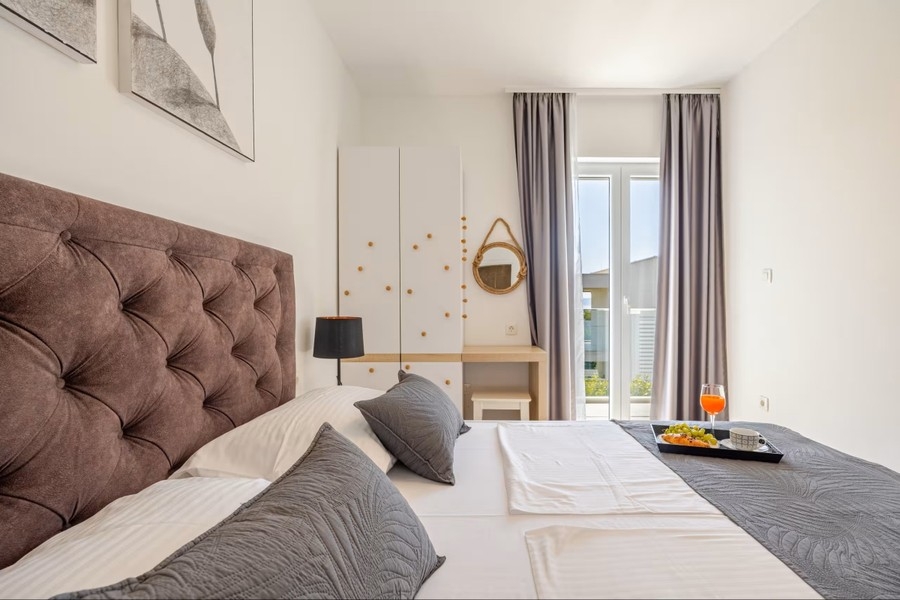 Schlafzimmer mit gepolstertem Kopfteil
