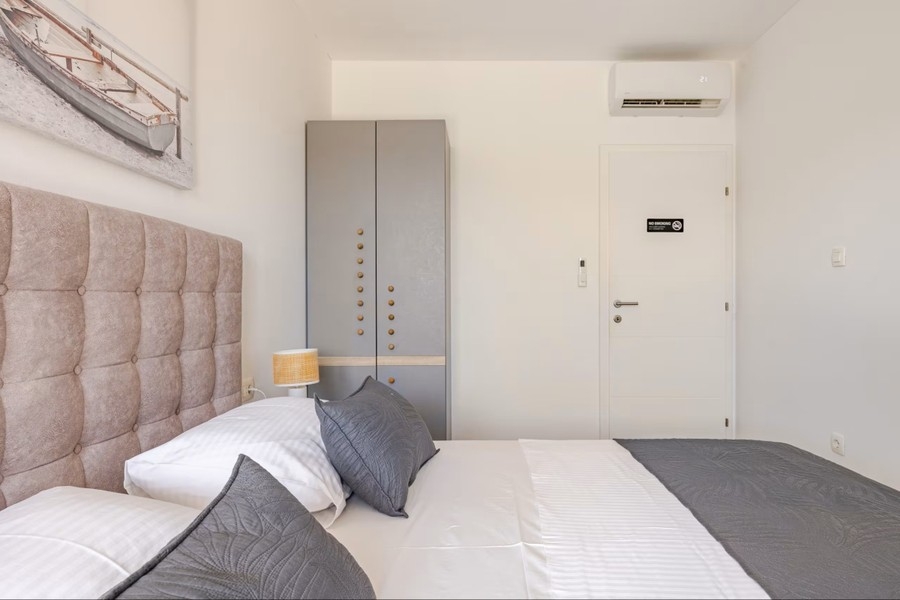 Schlafzimmer mit Einbauschrank und Klimaanlage