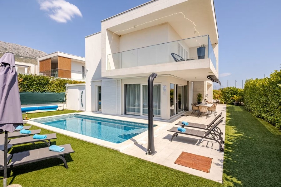 Villa mit Poolterrasse und Außendusche