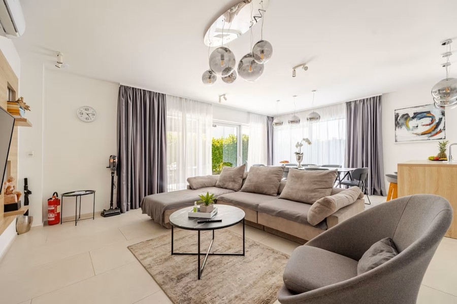 Wohnzimmer mit Ecksofa und Glasleuchten