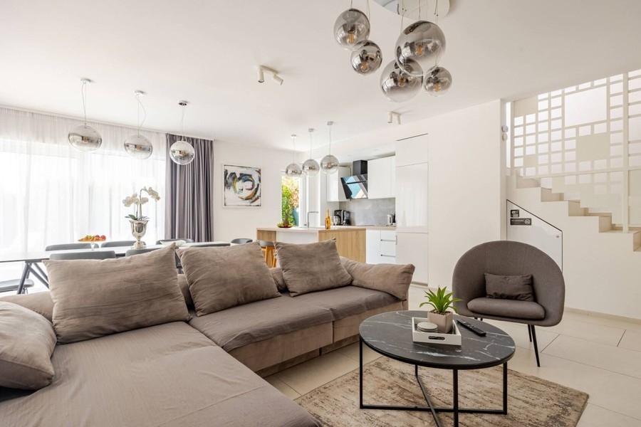 Offener Wohnbereich mit Sofa und Esstisch