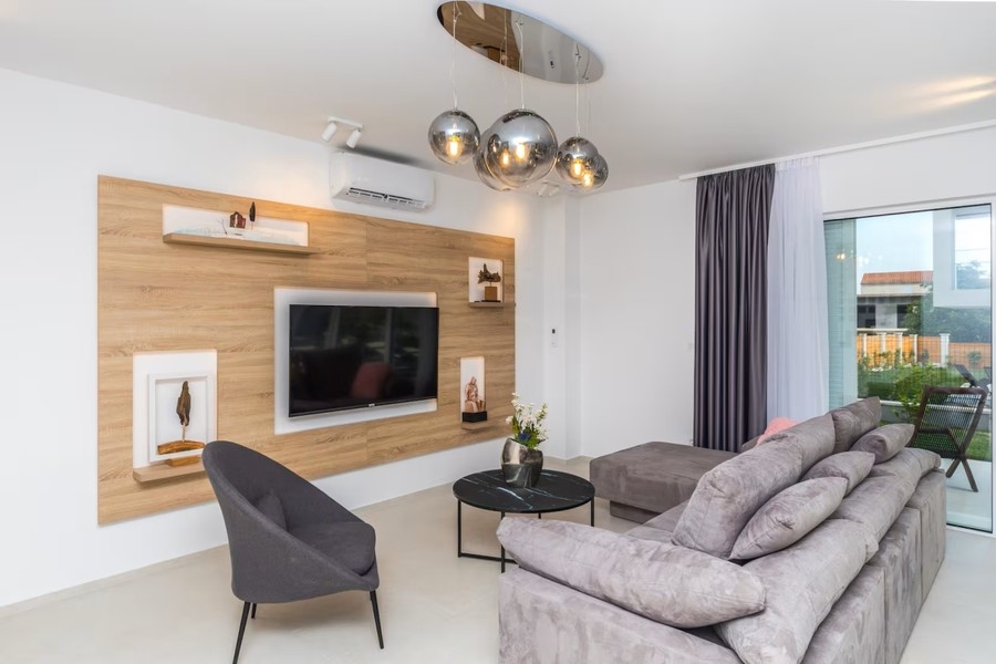 Wohnzimmer mit Fernsehwand